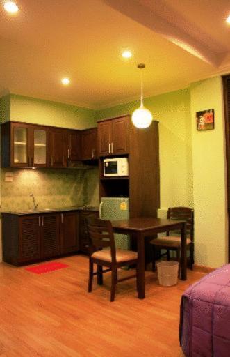 بانغْلامونغْ Hill Top Service Suites الغرفة الصورة